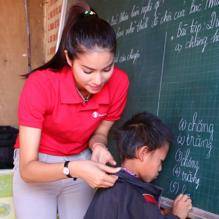 Phạm Hương dạy tiếng Việt cho trẻ em dân tộc ở Điện Biên ảnh 2