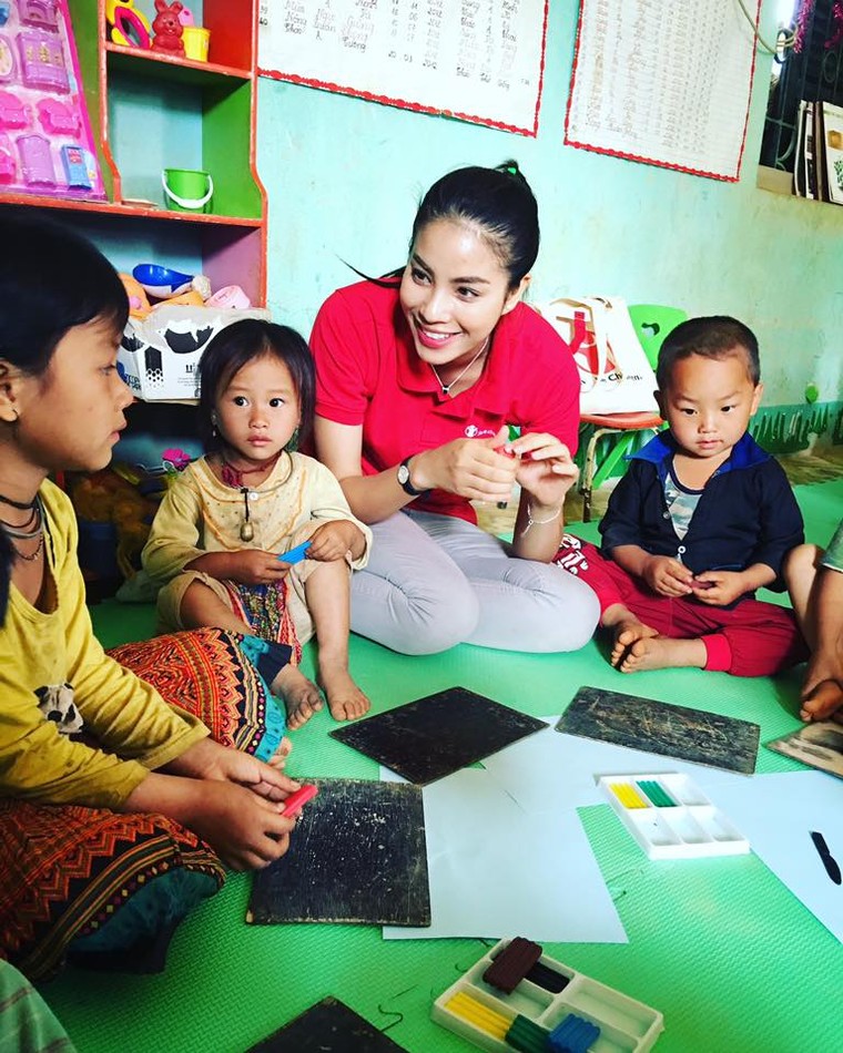 Phạm Hương dạy tiếng Việt cho trẻ em dân tộc ở Điện Biên ảnh 5