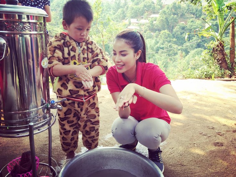 Phạm Hương dạy tiếng Việt cho trẻ em dân tộc ở Điện Biên ảnh 4