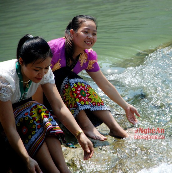 Về Con Cuông tắm Khe nước Mọc, ăn cá nướng và xôi tím ảnh 2