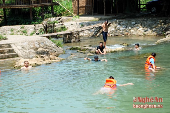 Về Con Cuông tắm Khe nước Mọc, ăn cá nướng và xôi tím ảnh 5