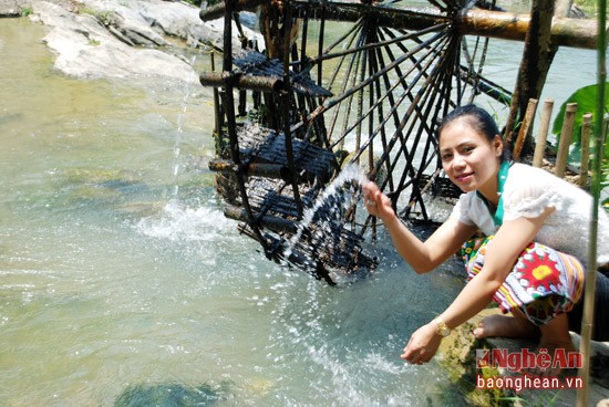 Về Con Cuông tắm Khe nước Mọc, ăn cá nướng và xôi tím ảnh 4