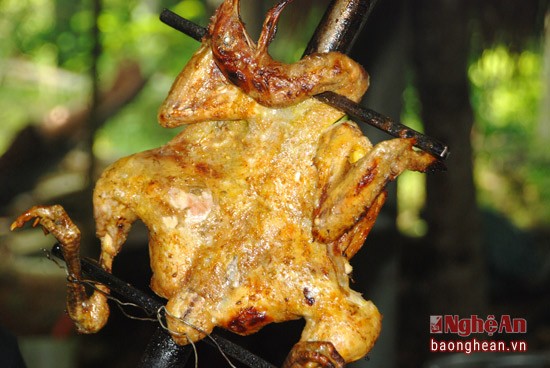 Về Con Cuông tắm Khe nước Mọc, ăn cá nướng và xôi tím ảnh 6