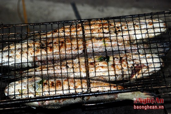 Về Con Cuông tắm Khe nước Mọc, ăn cá nướng và xôi tím ảnh 7