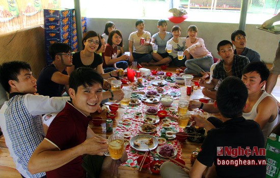 Về Con Cuông tắm Khe nước Mọc, ăn cá nướng và xôi tím ảnh 11