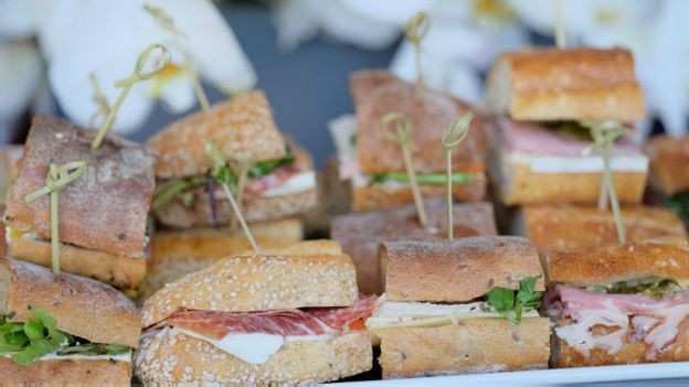 Có nên ăn thức ăn vừa rơi xuống nền nhà? ảnh 1