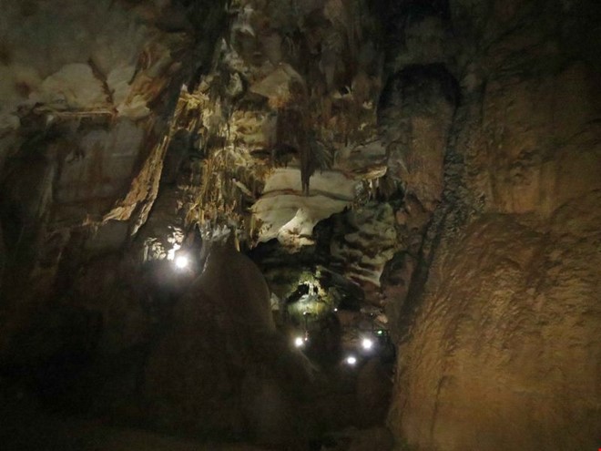 Xuyên qua đá vôi trong lòng hang Thiên Đường ảnh 2