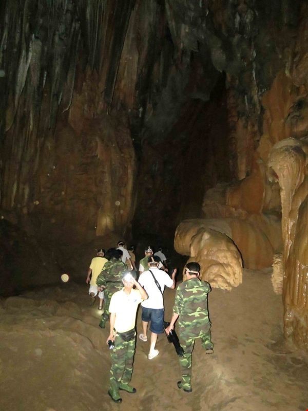 Xuyên qua đá vôi trong lòng hang Thiên Đường ảnh 3