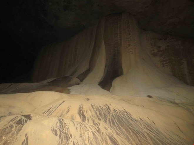 Xuyên qua đá vôi trong lòng hang Thiên Đường ảnh 5