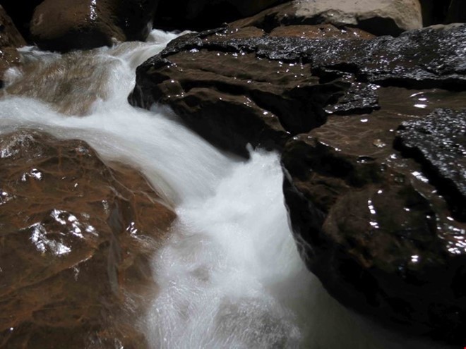 Xuyên qua đá vôi trong lòng hang Thiên Đường ảnh 6