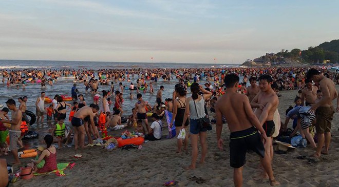 Biển Sầm Sơn đặc khách hàng cây số ảnh 3