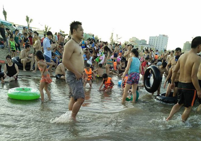 Biển Sầm Sơn đặc khách hàng cây số ảnh 5