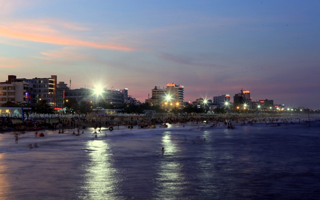 Biển Sầm Sơn đặc khách hàng cây số ảnh 7