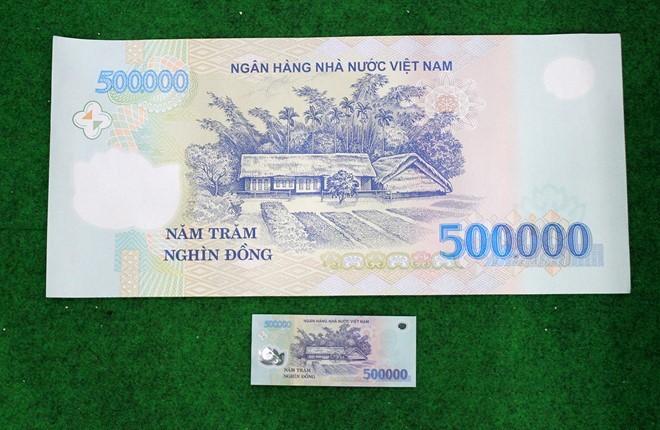 Tờ tiền 500.000 đồng kích thước khủng giá 5 triệu ở Sài Gòn ảnh 1