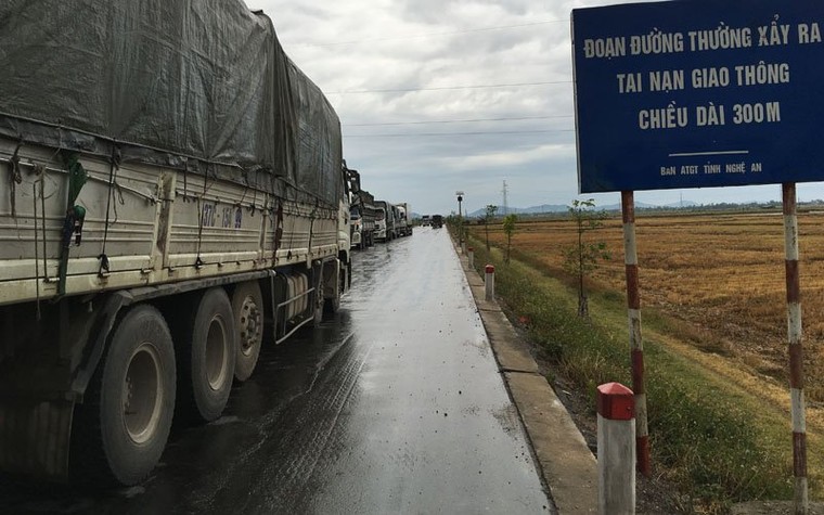 Nghệ An: Thủ phạm giấu mặt khiến hàng loạt ô tô bị lật ảnh 2