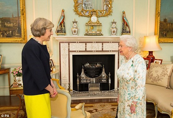 Bà Theresa May chính thức trở thành thủ tướng Anh ảnh 1