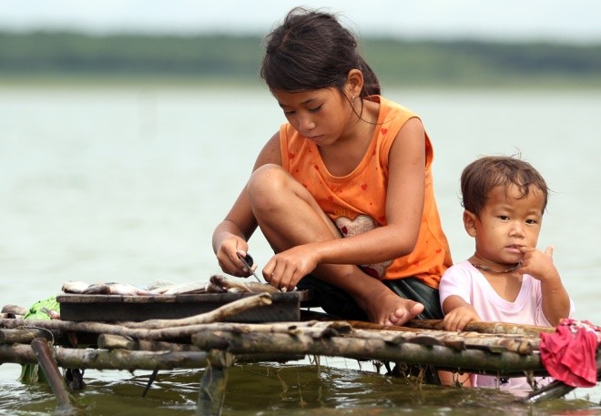 Cuộc mưu sinh của trẻ Việt kiều không quốc tịch bên hồ Dầu Tiếng ảnh 7