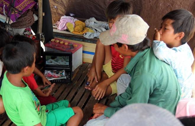 Cuộc mưu sinh của trẻ Việt kiều không quốc tịch bên hồ Dầu Tiếng ảnh 10