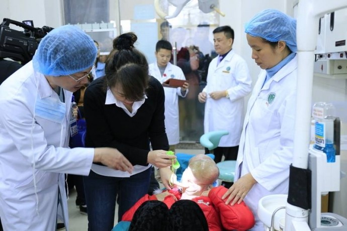 Đáng thương người phụ nữ 27 năm sống với gương "mặt quỷ" ảnh 1