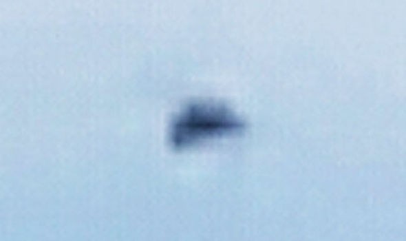 Xuất hiện UFO ‘bám đuôi’ trực thăng ứng viên Tổng thống Mỹ? ảnh 2