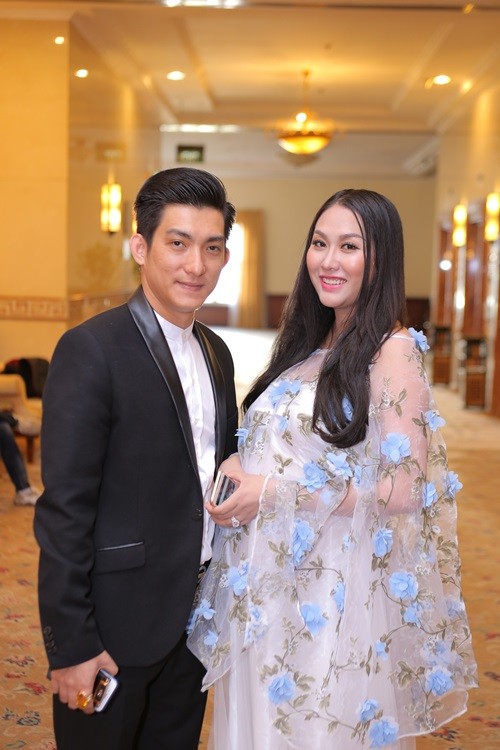 Phi Thanh Vân bụng bầu 'vượt mặt' cùng chồng đi sự kiện ảnh 2