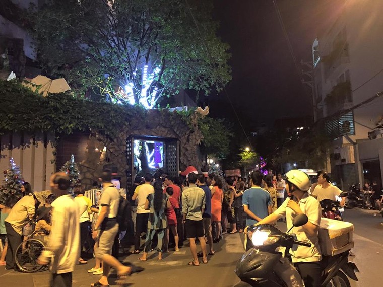 Người dân xếp hàng vào thăm biệt thự 60 tỷ của Mr Đàm dịp Noel ảnh 4