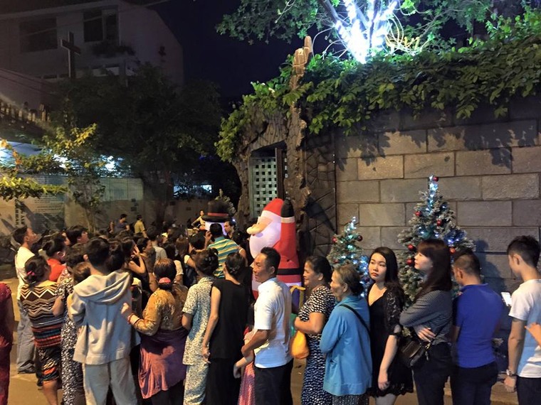 Người dân xếp hàng vào thăm biệt thự 60 tỷ của Mr Đàm dịp Noel ảnh 3