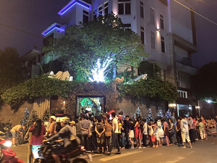 Người dân xếp hàng vào thăm biệt thự 60 tỷ của Mr Đàm dịp Noel ảnh 2