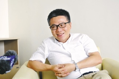 GS Ngô Bảo Châu dịch sách tặng học sinh nghèo dịp Giáng sinh ảnh 1