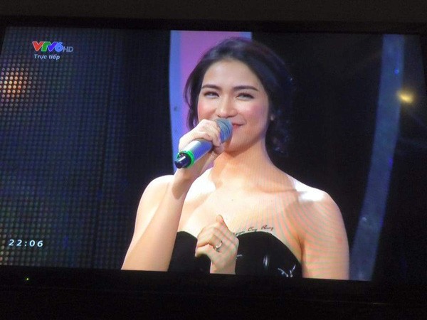 Hòa Minzy lộ hình xăm tên Công Phượng ngay trên sóng truyền hình ảnh 1