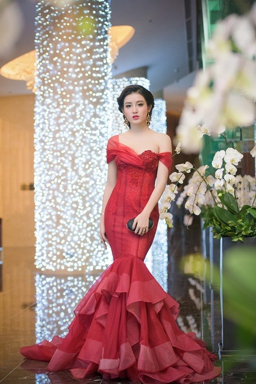 Huyền My, Hoàng Thùy Linh đọ dáng sexy bất chấp giá lạnh ảnh 2