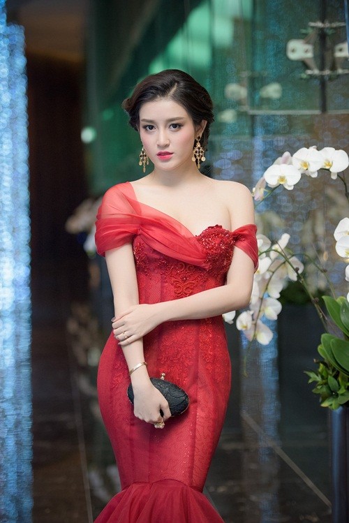 Huyền My, Hoàng Thùy Linh đọ dáng sexy bất chấp giá lạnh ảnh 3
