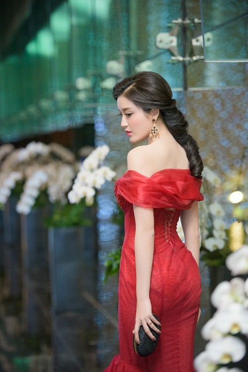 Huyền My, Hoàng Thùy Linh đọ dáng sexy bất chấp giá lạnh ảnh 6