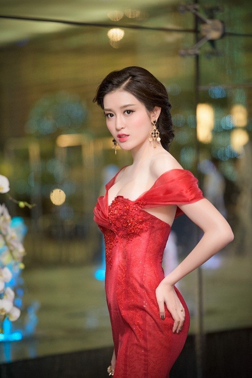 Huyền My, Hoàng Thùy Linh đọ dáng sexy bất chấp giá lạnh ảnh 4
