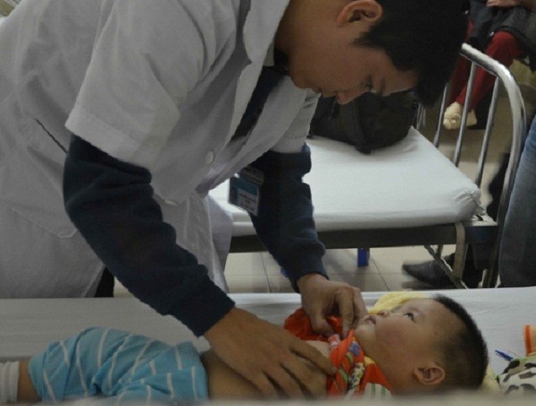 Bé 8 tháng trên người có nhiều vết thương, nghi bảo mẫu đánh ảnh 1