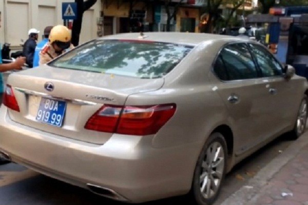 Xe Lexus mang biển xanh 80A-919.99 giả ảnh 1