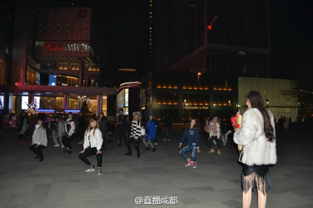 Cầu hôn hoành tráng nhưng vẫn bị từ chối vì nhẫn kim cương quá bé ảnh 1