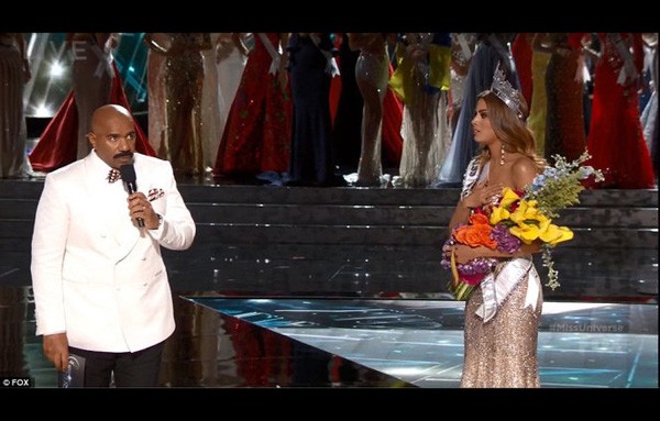 Clip: Sự cố trao nhầm vương miện tại Hoa hậu Hoàn vũ 2015 ảnh 3