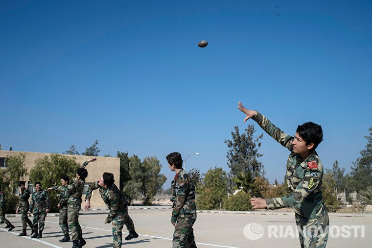 Cận cảnh nữ học viên quân sự luyện tập tại vùng chiến sự ở Syria ảnh 12