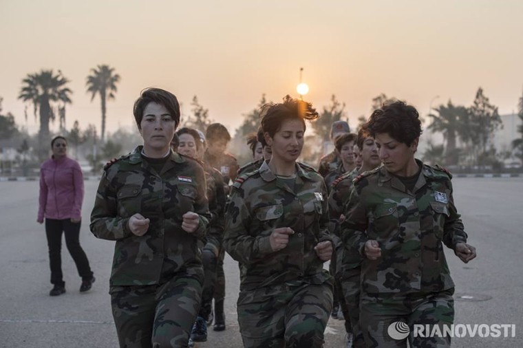 Cận cảnh nữ học viên quân sự luyện tập tại vùng chiến sự ở Syria ảnh 2