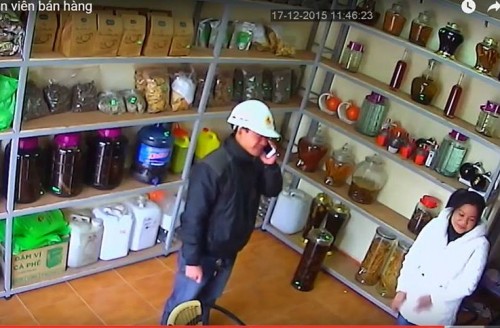 Hà Nội: Nữ nhân viên bị thôi miên lừa tiền ngay tại cửa hàng? ảnh 1