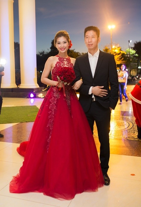 Đám cưới ngập tràn không khí Giáng sinh của Á hậu Diễm Trang ảnh 1