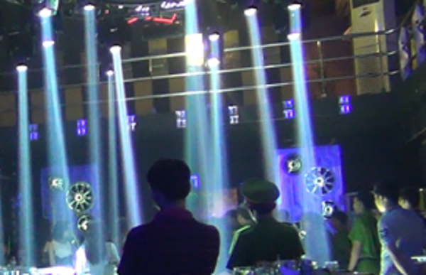 Đột kích tụ điểm 'đệ nhất ăn chơi' ở Nam Sài Gòn ảnh 1