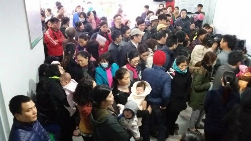 Cảnh chen lấn, ngất xỉu chờ tiêm vaccine cho trẻ tại Hà Nội ảnh 2