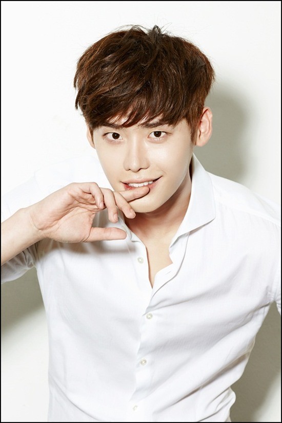 Cư dân mạng phản đối khi Lee Jong Suk 'cặp kè' Trịnh Sảng ảnh 2