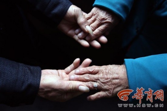 Cụ bà 98 tuổi dọa nhảy lầu tự tử vì không được làm đám cưới ảnh 2