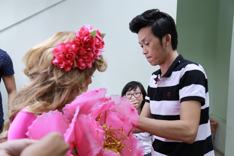 ‘Vợ chồng’ Hoài Linh - Việt Hương chăm sóc nhau trong hậu trường ảnh 2