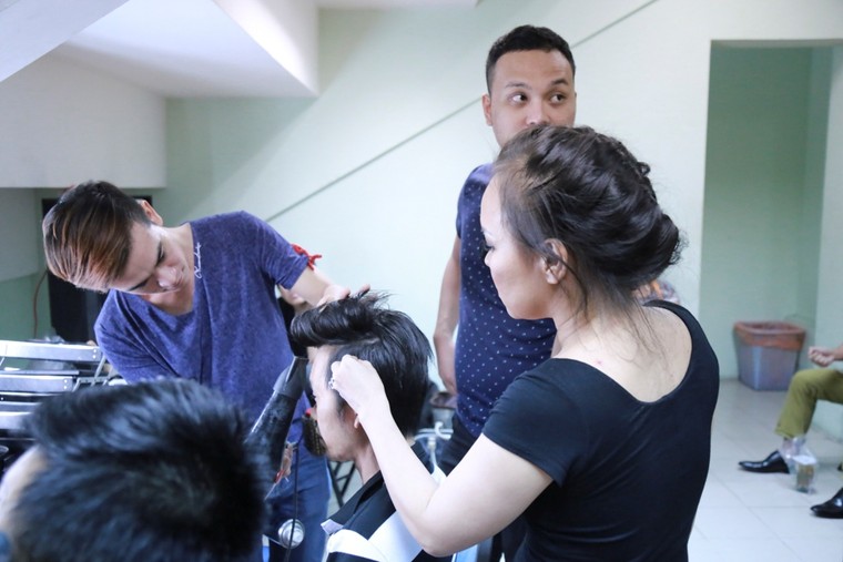 ‘Vợ chồng’ Hoài Linh - Việt Hương chăm sóc nhau trong hậu trường ảnh 3