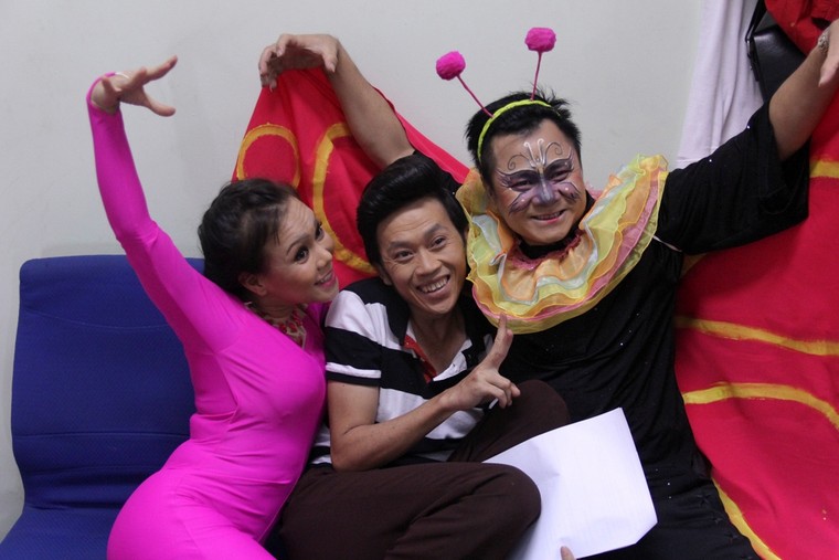 ‘Vợ chồng’ Hoài Linh - Việt Hương chăm sóc nhau trong hậu trường ảnh 6