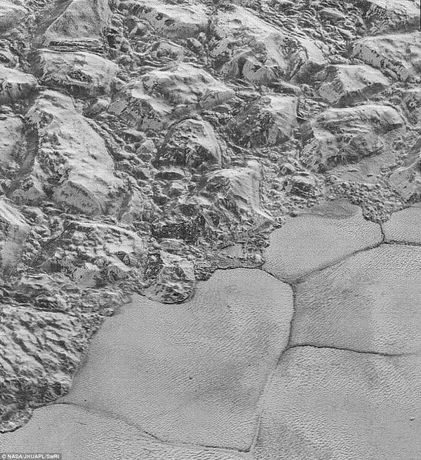 NASA công bố hình ảnh rõ nét nhất về Sao Diêm Vương ảnh 3